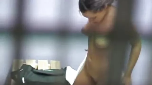 La jeune Melissa enlève son jean moulant et joue passionnément enceinte porn avec sa chatte rasée