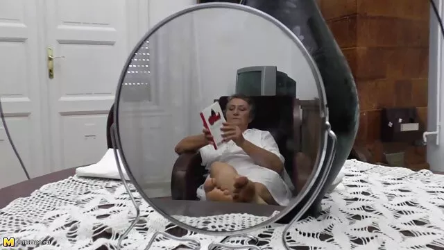 La chienne se fait bronzer nue et son film porno enceinte mec caresse sa douce chatte