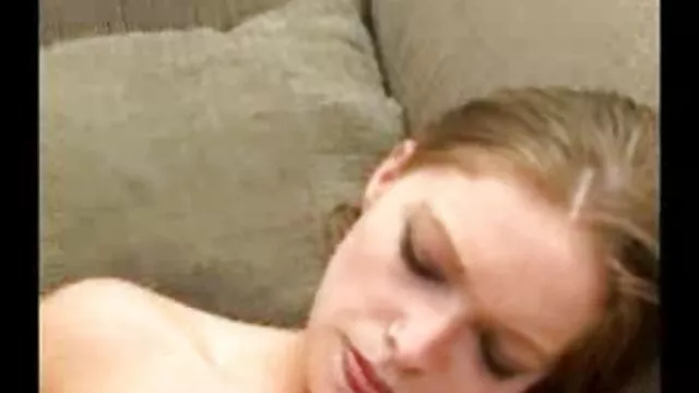 Une vieille prostituée minable avec de l'expérience film porno enceinte est offensée qu'elle soit si peu payée! Elle vaut tellement plus, et laisse cette ventouse voir par elle-même