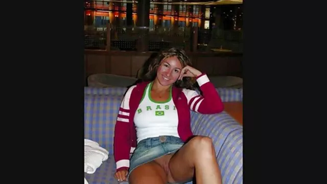 De jeunes mecs se masturbent entre les aisselles d'une nana blonde qui a accepté de se déshabiller complètement devant eux et de les branler femme enceinte film x pour cinq cents dollars