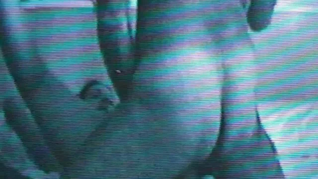 Un mec est juste enceinte et porno en train de baver d'excitation, car une charmante nana asiatique est venue lui rendre visite