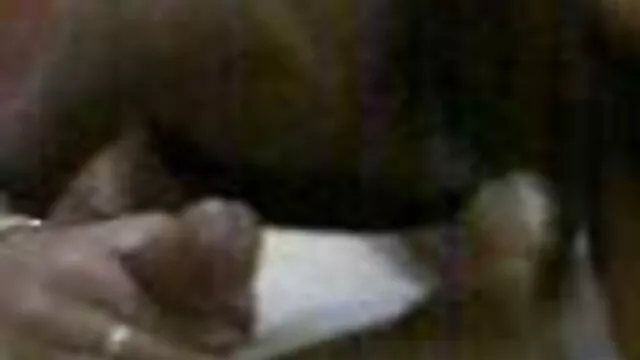 On a dit à l'étudiant de se déshabiller et de sucer silencieusement un homme adulte. La fille a docilement enlevé ses vêtements, s'est agenouillée et a xxx femmes enceintes pris dans sa bouche