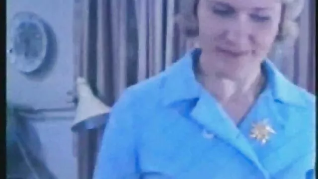 La salope a femme enceinte nue sexe écrasé le mec avec ses seins