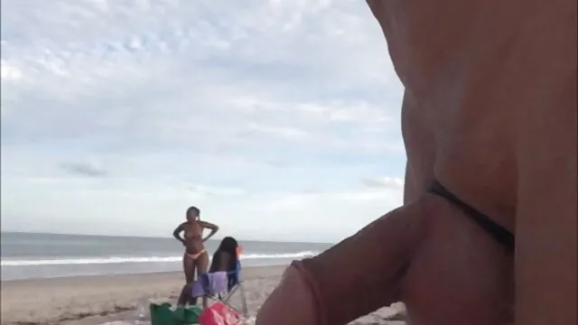 Un vieux mec lèche la film porno pour femme enceinte chatte d'une blonde
