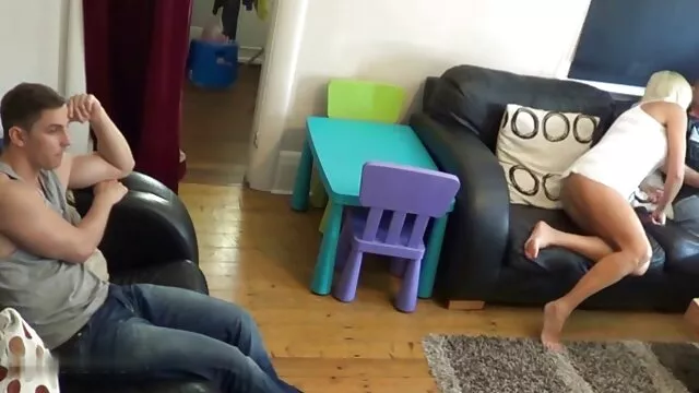 L'animateur a installé une caméra vidéo dans la pièce pour filmer tout ce qu'ils feront sur femme enceinte et porno un lit étroit
