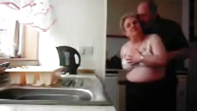 La nana est venue voir sa enceinte elle se fait baiser grand-mère dans le village pour voir comment les gens vivent loin de l'agitation de la ville