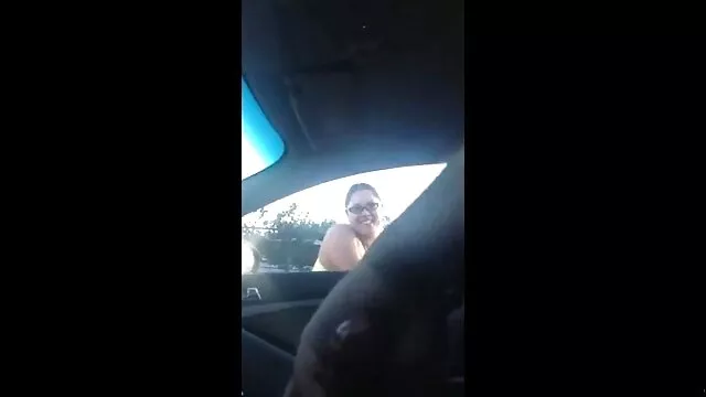 Brunette se masturbe sur un film porno des femmes enceintes petit pouf