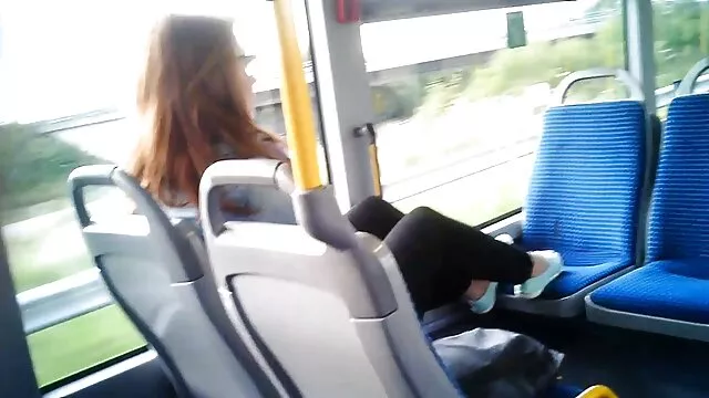 La chienne rampe ses lèvres de haut en bas du pénis porno des enceintes