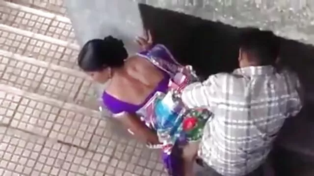 Jeune soeur est pornographie femmes enceintes nue devant son frère et laisse enfoncer une bite bien dure dans sa chatte