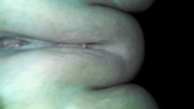 Bien sûr, les filles n'ont pas de pénis, mais une lesbienne active sait comment éliminer ce problème, elle a mis quatre doigts dans la chatte de son partenaire et a commencé à marteler femme enceinte se fait defoncer cet excellent trou