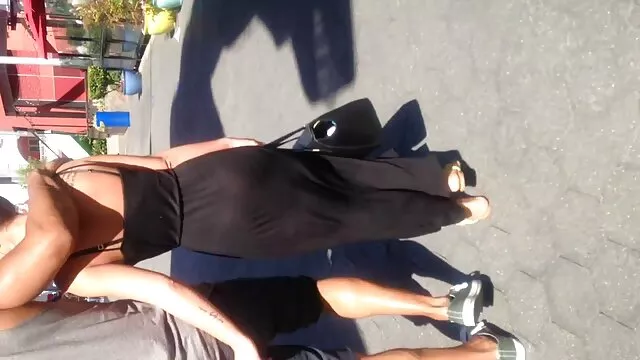 La chienne avec plaisir a enlevé sa culotte de son amie et a commencé à lécher les lèvres de sa chatte douce et tukif femme enceinte le clitoris chaud et durci