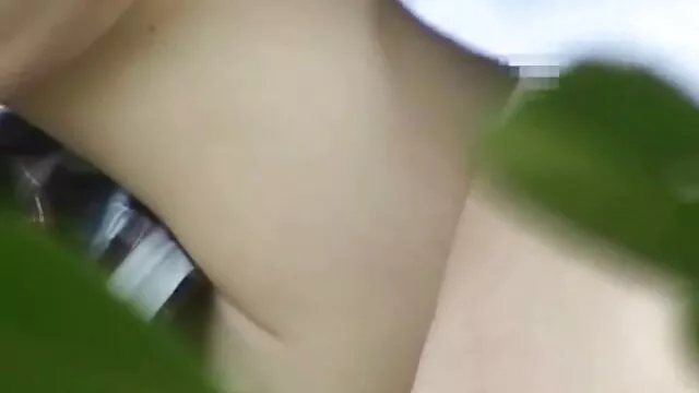 Superbe brune se livre au femme enceinte porno hd sol de la salle de bain