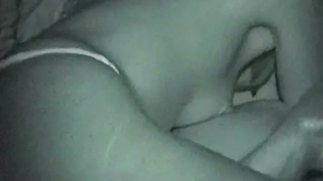 Beauté mince posant videos x femmes enceintes adorable pour la caméra