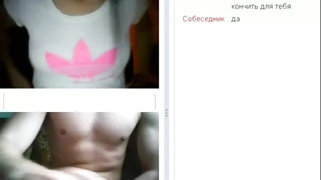 Le mec baise la blondie film porno enceinte dans le cul et elle caresse son clitoris avec des piercings