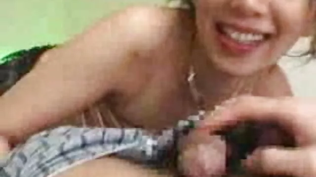 Maman sexy se fait baiser porno et grossesse sur le simulateur par un jeune homme
