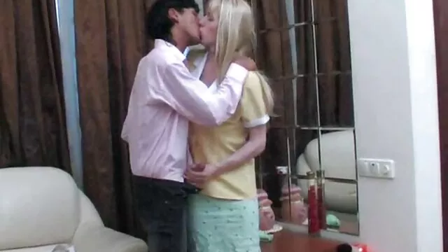 Briana est à nouveau devant nous avec son prochain amant, qui fait une délicieuse pipe, donne joyeusement sa femme enceinte youporn chatte et son cul développés à baiser