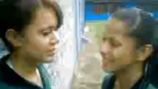 Jeune maman femme enceinte baiser de force prend une bite dans le cul