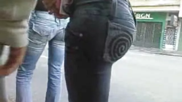 Je l'ai posé sur le canapé enceinte elle se fait baiser et l'ai baisé avec goût