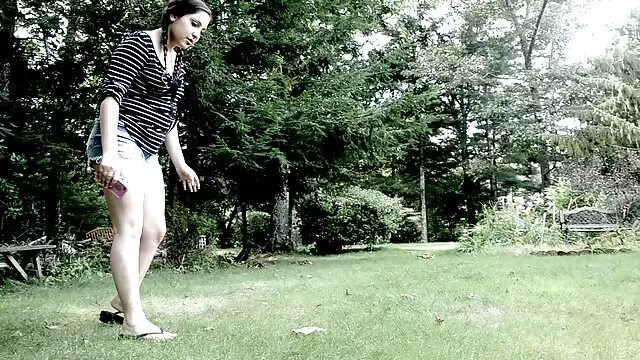 Salope femme enceinte film porno rousse sur un canapé bleu