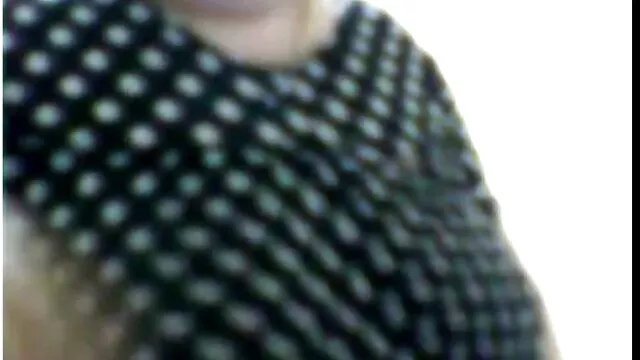 Une maman aux gros seins s'est intéressée à un jeune homme et l'a laissé monter sex video enceinte dans sa voiture, où ils ont commencé à être méchants au maximum