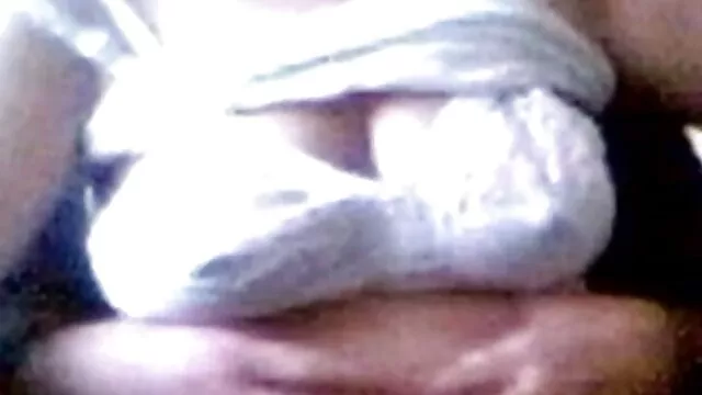 Elle accepte de le prendre dans sa bouche et de monter sur un pénis qui s'ennuie. Vous pouvez faire tellement femme enceinte baiser de force avant la fin du match.