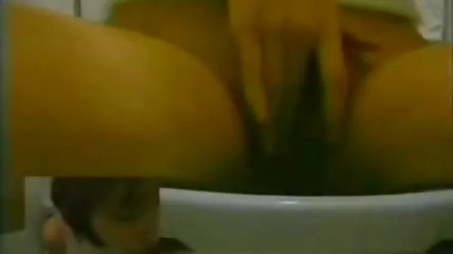 Sexy beauté brune posant nue lors d'une séance photo porno pour un femme enceinte a baiser photographe. Le mec a besoin de construire un portfolio érotique, alors il décide de commencer avec sa copine aux gros seins