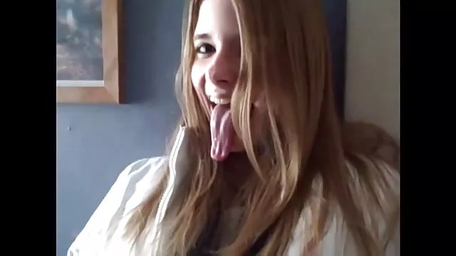 Curly dodue joue avec ses traites et est prête à frotter leur bite avec elles, elle écarte ses jambes dodues pour pouvoir enceinte se fait baiser être insérée le plus tôt possible