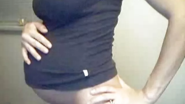 Une partenaire active plonge sa langue dans la chair humide d'une amie, qui jouit porno fille enceinte très vite