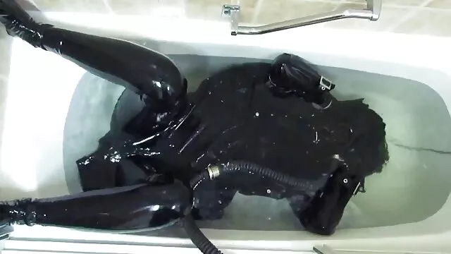 La mignonne a mis sa main autour du phallus déjà durci et l'a dirigée dans porno une femme enceinte sa bouche