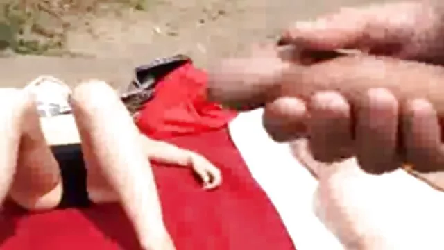 Taquinant son partenaire, le bébé, confortablement assis sur le canapé, écarta ses longues jambes et femme enceinte nue sexe commença à jouer avec la chatte