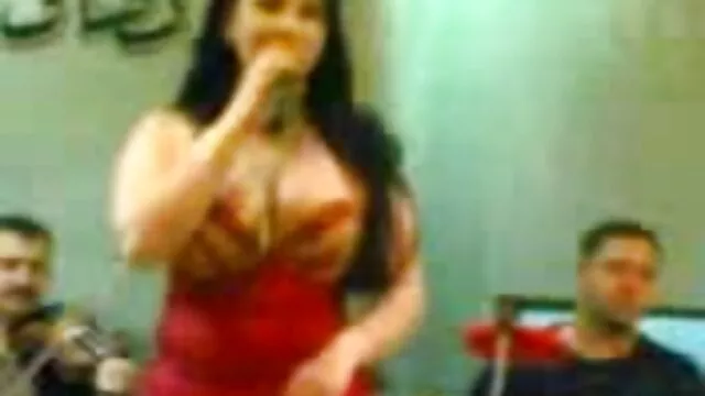 Caresser un gros femme enceinte en porno marteau noir n'est pas un problème pour une chienne expérimentée
