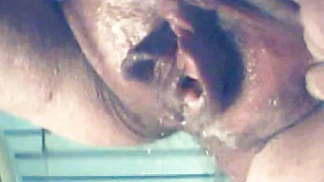 Le propriétaire fouette son esclave avec un fouet pour qu'il suce la bite enceinte porn plus rapidement