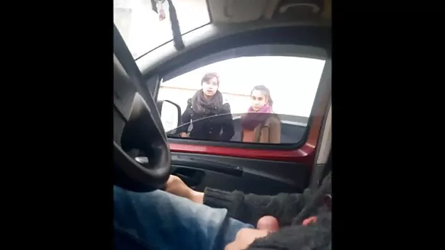 Une fille en bikini montre ses gros seins et se touche par les tétons, puis ses mains descendent et film porno des femmes enceintes écartent les petites lèvres et montre sa chatte devant la caméra