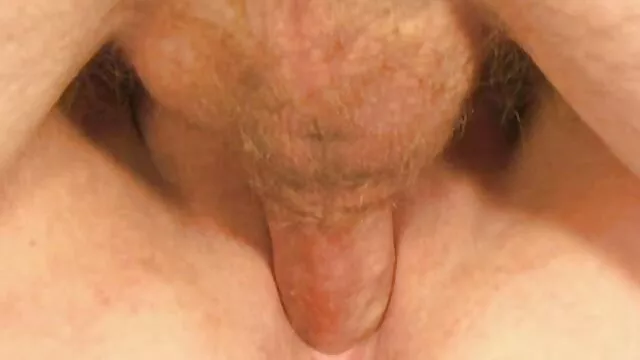 Le mec est assis sur le canapé et regarde deux lesbiennes baiser, et sa femme lui suce la bite, le branle, amenant ce veinard à l'orgasme video x de femme enceinte