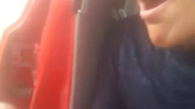 Le mec et la x porno enceinte fille se masturbent près de la piscine