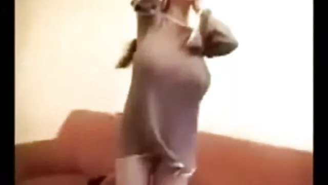 Brunette est sortie dans la cour enceinte tukif pour se branler