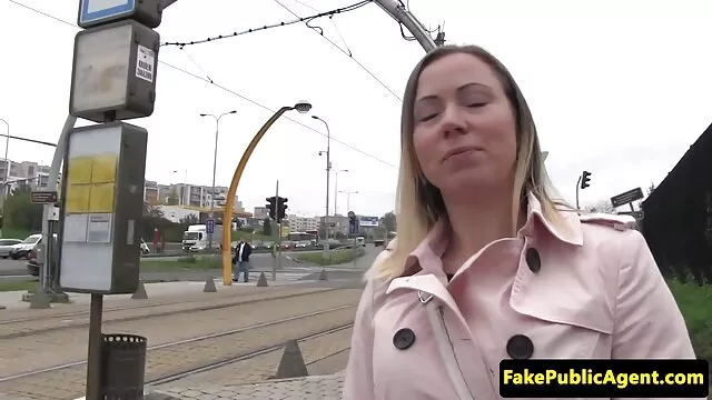 La fille est flattée par l'attention d'un paysan avec une porno enceinte caméra vidéo, qui est sorti sur la terrasse de l'hôtel et a commencé à tirer sur ses jolies jambes, à peine couvertes par une jupe courte