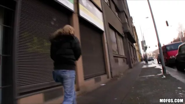 Après avoir léché sa chatte excitée, le mec l'a tirée fort sur sa film porno femme enceinte grosse bite