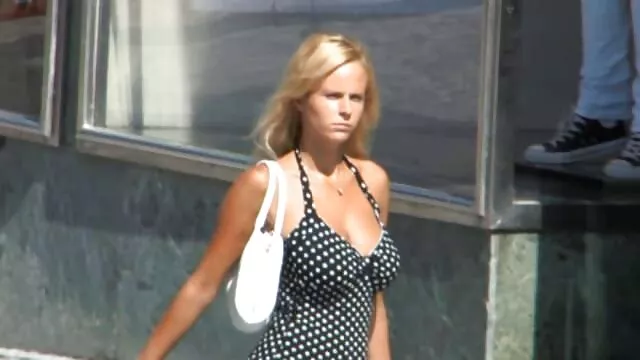 Superbe blonde réconforte le vieil homme film x femme enceinte
