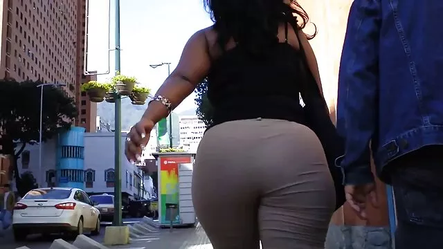Un couple amoureux a commencé à pornhub femme enceinte apprendre directement dans la rue, mais ils se sont retenus et ont enlevé un sauna avec un jacuzzi pour leurs farces