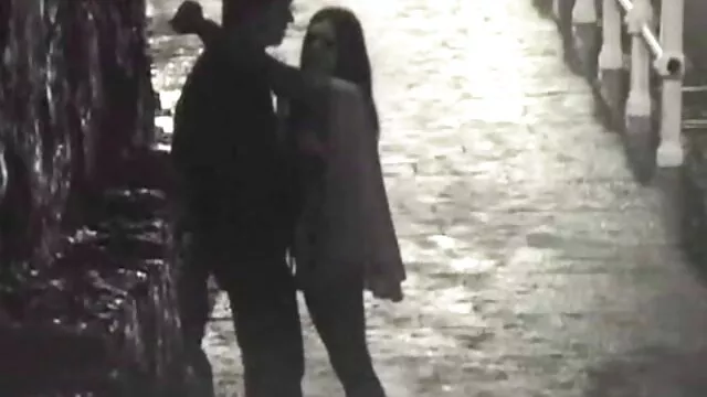 Au lieu de s'ennuyer au milieu d'une journée de travail porno black enceinte au bureau, il vaut mieux fermer dans un bureau douillet et sucer chaleureusement la chatte sur une chaise douce