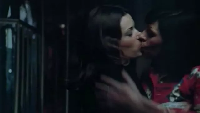 Une brune peut donner à ce gros instrument beaucoup d'agréables moments oraux baise sa fille enceinte