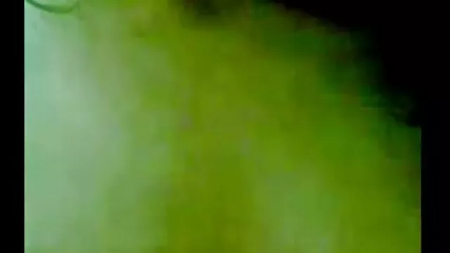Un jeune bébé en promenade voulait vraiment faire film porno de femme enceinte pipi
