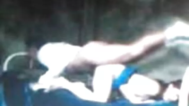 Une beauté sexy baise femme enceinte a baiser avec deux mecs au bord de la piscine